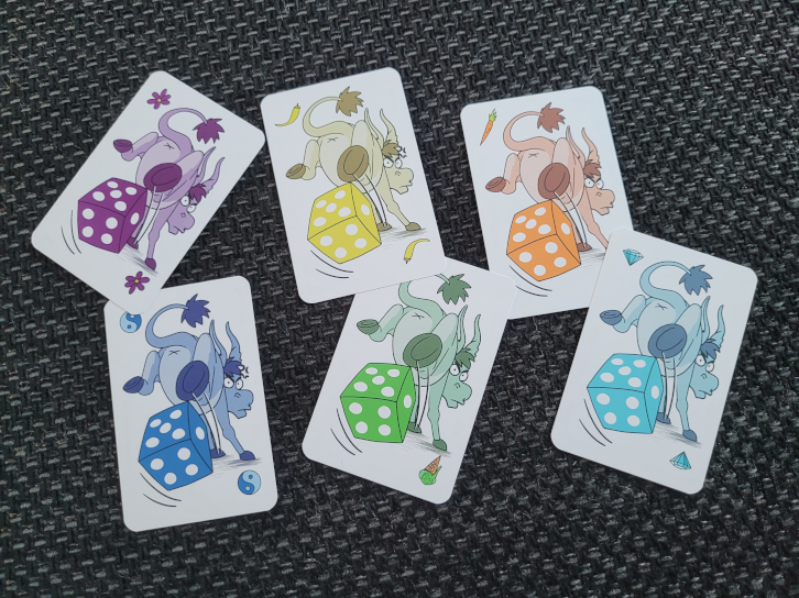 Sechs Karten mit wütenden, austretenden Eseln in sechs verschiedenen Farben.