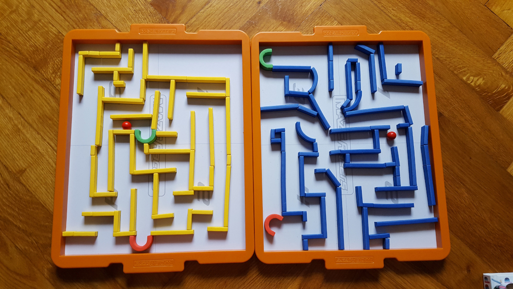 Zwei gebaute Labyrinthe von "Mace Racers".