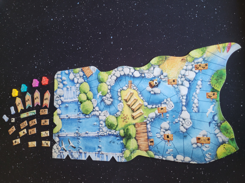 Spielmaterial aus der Erweiterung von "Meadow". Der Spielplan zeigt einen Fluss mit Steinen und Wald am Ufer und einen Wasserfall.