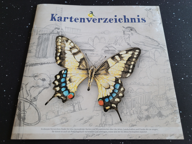 Ein Heft mit dem Titel "Kartenverzeichnis" und einem gelben Schmetterling.