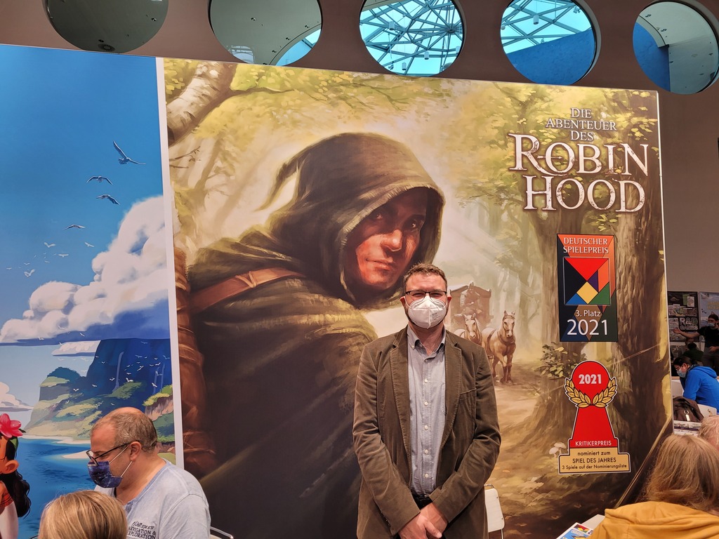 Michael Menzel vor der Werbewand von "Die Abenteuer des Robin Hood" bei der "Spiel 2021".