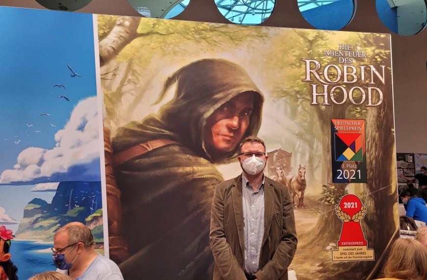 Michael Menzel vor der Werbewand von "Die Abenteuer des Robin Hood" bei der "Spiel 2021".