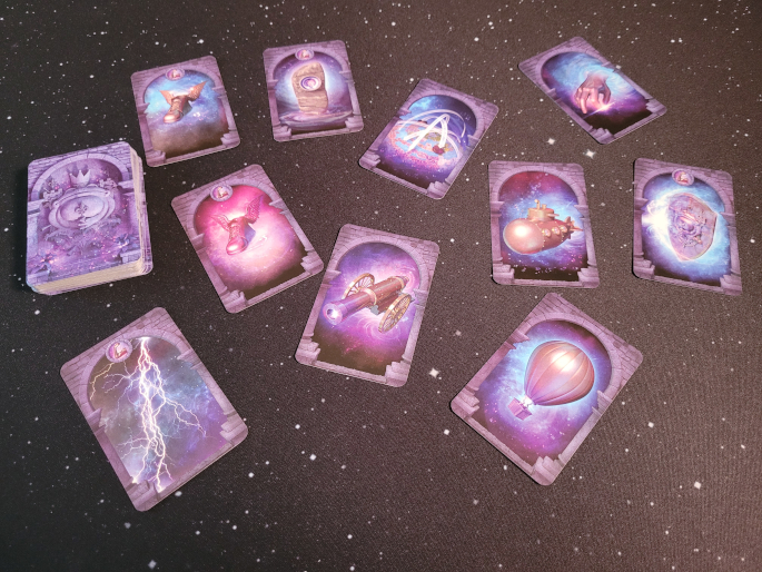 Zehn Zauberkarten mit lila-blauem Hintergrund und verschiedenen Symbolen. Daneben der Stapel mit verdeckten Karten.