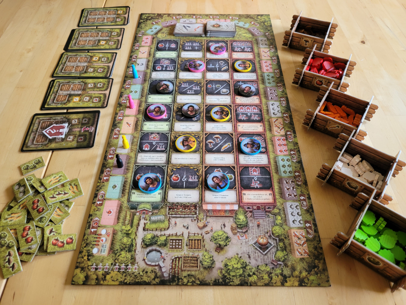 Das aufgebaute Spiel "Reykholt" mit vielen Waren, Plättchen, Karten und Figuren.