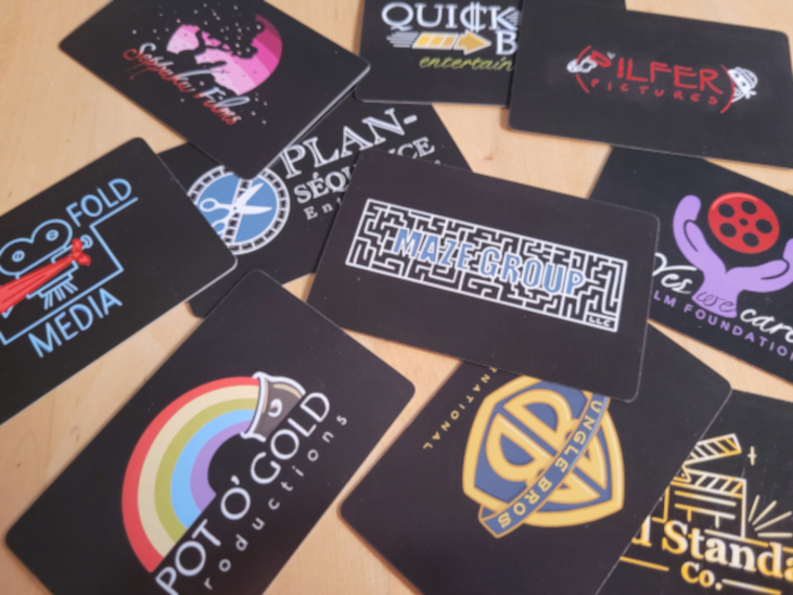 Schwarze Karten mit Logos von fiktiven Produktionsfirmen aus "Roll Camera!"
