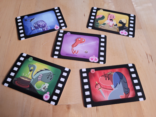 Fünf Karten zeigen Filmszenen aus "Roll Camera!".