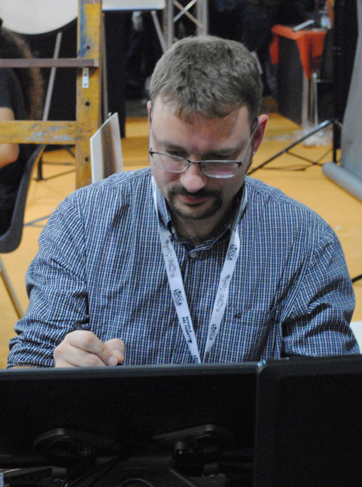 Michael Menzel an einem Bildschirm mit Stift in der Hand.
