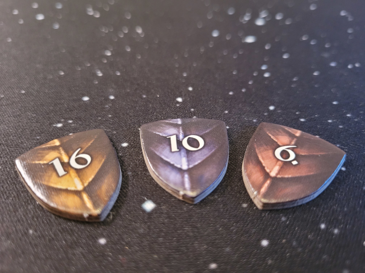 Drei Wappen mit den Zahlen 16, 10 und 6.