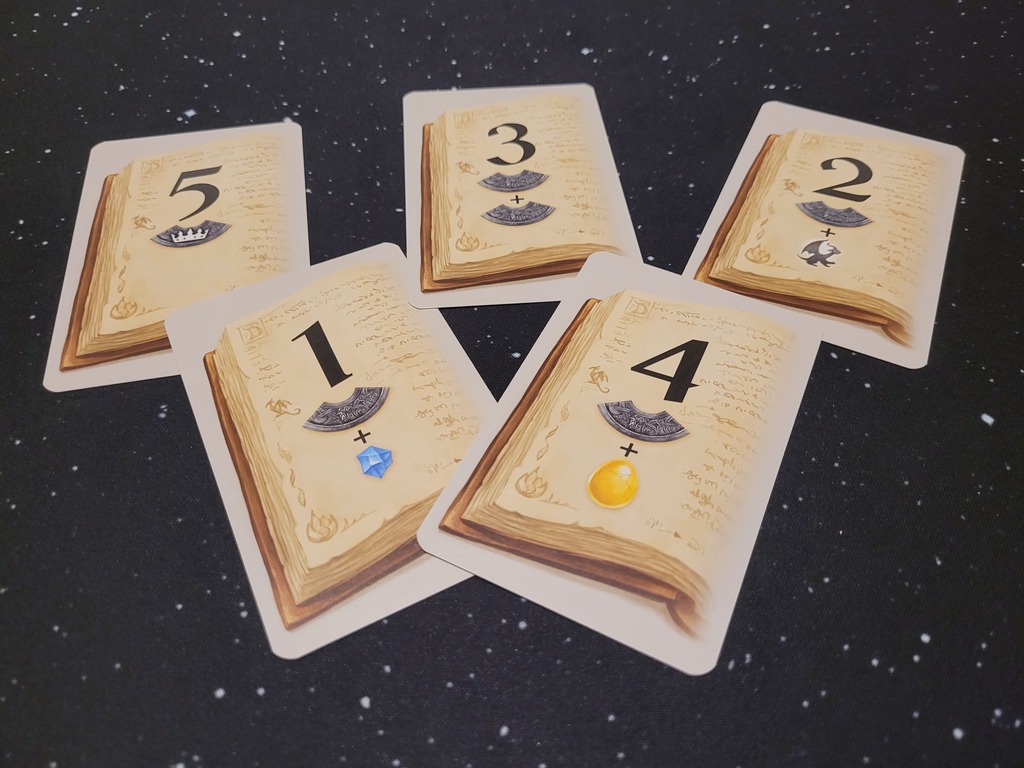 Fünf Karten mit den Zahlen eins bis fünf und unterschiedlichen Symbolen für Belohnungen.