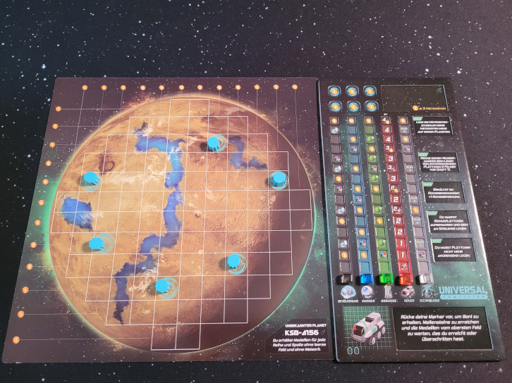 Der Spielaufbau von "Planet Unknown" mit einem Planeten- und einem Konzern-Tableau. Auf dem planeten liegen sechs hellblaue Rettungskapseln verteilt. Auf dem Konzern fünf Würfel auf fünf Skalen.