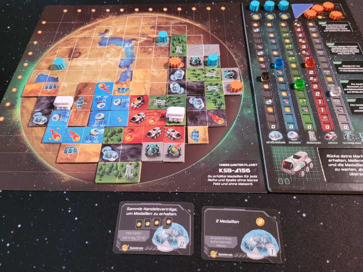Auf den beiden Spielertableaus von "Planet Unknown" liegen viele Plättchen, Token und kleine Plastikwürfel.