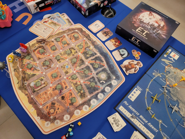 Das Spielmaterial zum Spiel "E.T. - der Außerirdische".