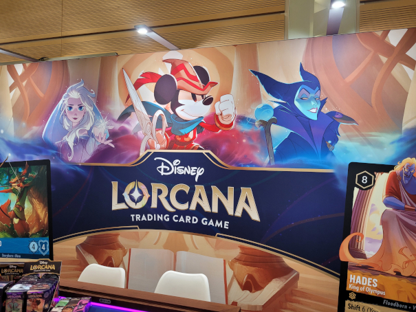 Die Werbewand zum Sammelkartenspiel "Disney – Lorcana".