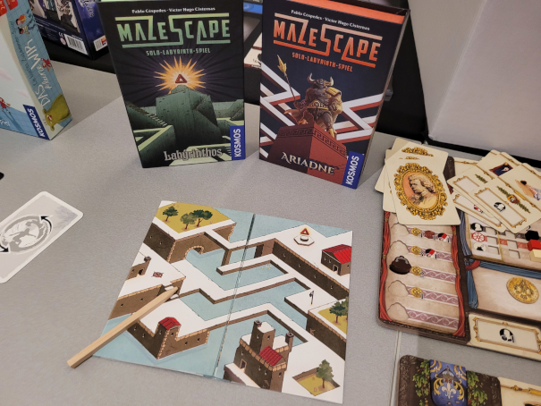 Zwei verschiedene Cover des Spiels "Mazescape".