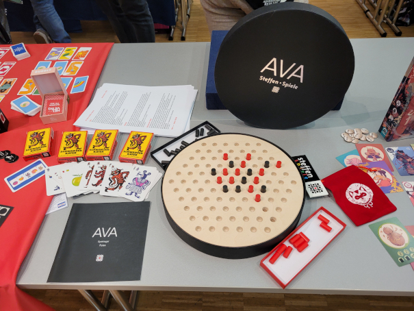 Das Spiel "Ava" ist auf einem Tisch aufgebaut.