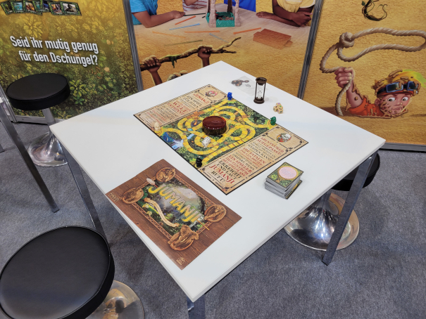 Ein Tisch mit dem Spielmaterial von "Jumanji".