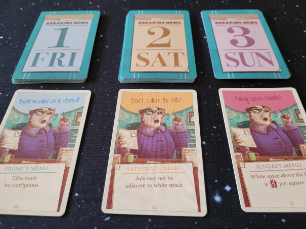 Drei Kartenstapel auf denen FRI, SAT und SUN steht. Darunter je eine Karte mit Text und einer Waschbär-Chefin mit Brille und erhobenem Zeigefinger.
