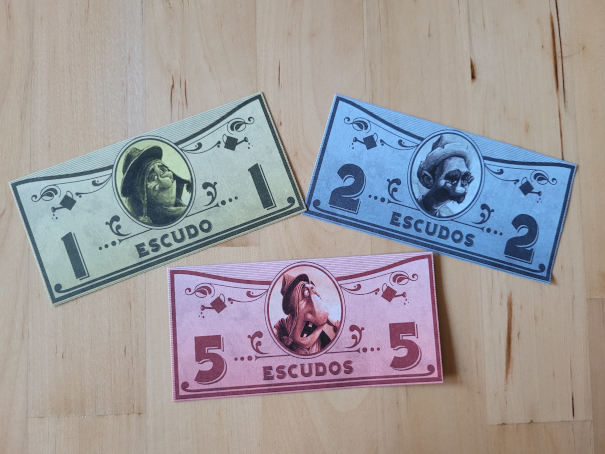 Drei Escudos genannte Geldscheine aus "Santiago" mit dem Wert eins in Grün, zwei in Blau und fünf in Rot.