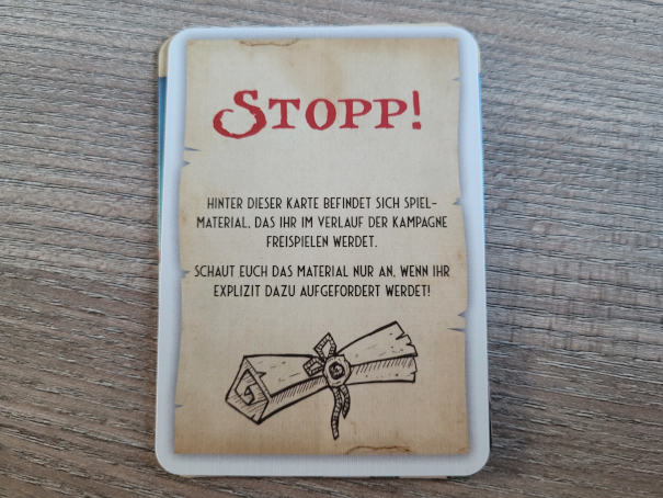 Ein Kartenstapel. Auf der oberen Karte steht "Stopp!" mit einer Erklärung.