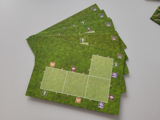 Ein Stapel Aufgabenkarten mit Symbolen und zu Flächen angeordneten Quadraten.
