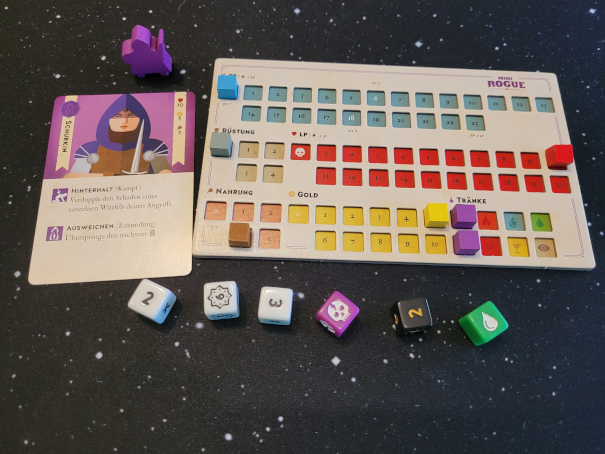 Die Karte "Schurkin", die lilafarbene Spielfigur, einige Würfel und das Spielertableau mit verschiedenen Holzmarkern.