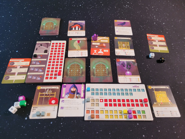 Das Spielmaterial im Spielverlauf mit aufgedeckten Karten, verrückten Markern und Würfeln.