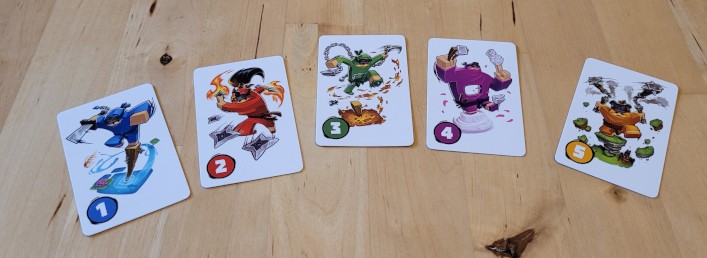 Fünf Karten mit Comic-Ninjas und den Ziffern eins bis fünf.