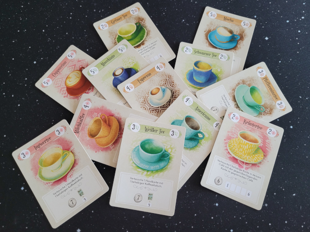 Verschiedene Tees und Kaffeevariationen auf Karten mit Zahlen und Symbolen aus "Fika".