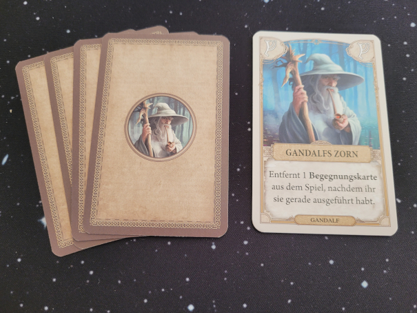 Ein Stapel Karten mit dem Bild von Gandalf.