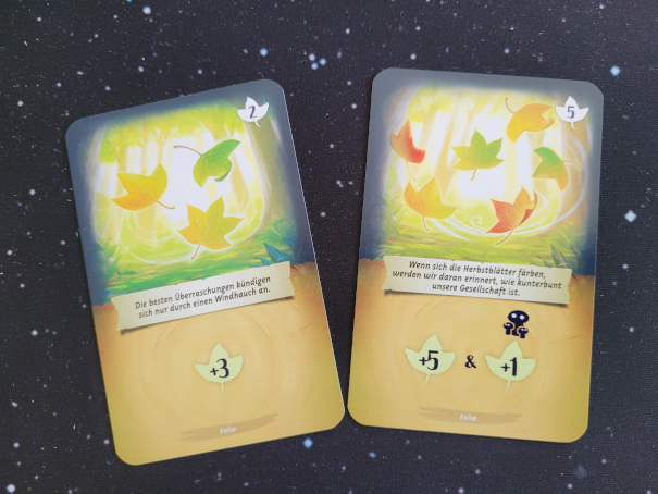 Zwei Karten mit Laub und unterschiedlichen Werten aus "Mycelia".