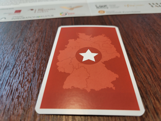 Eine rote Karte mit einem weißen Stern.