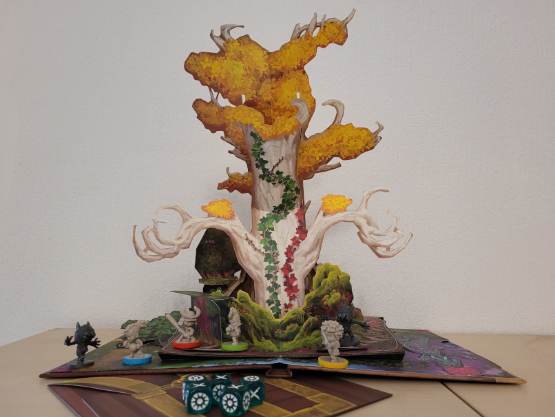 Der Pop-up-Baum aus Wonderbook mit Würfeln und Spielfiguren.