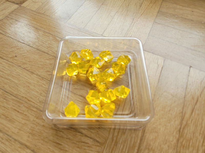 Eine Schale mit gelben Kunststoffkristallen.