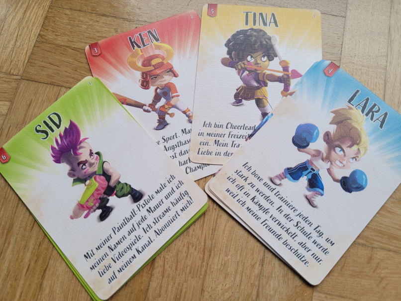 Vier Karten mit den Charakteren.