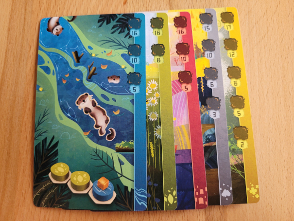Karten mit verschiedenen Farben und unterschiedlich vielen Zahlen am rechten Rand.