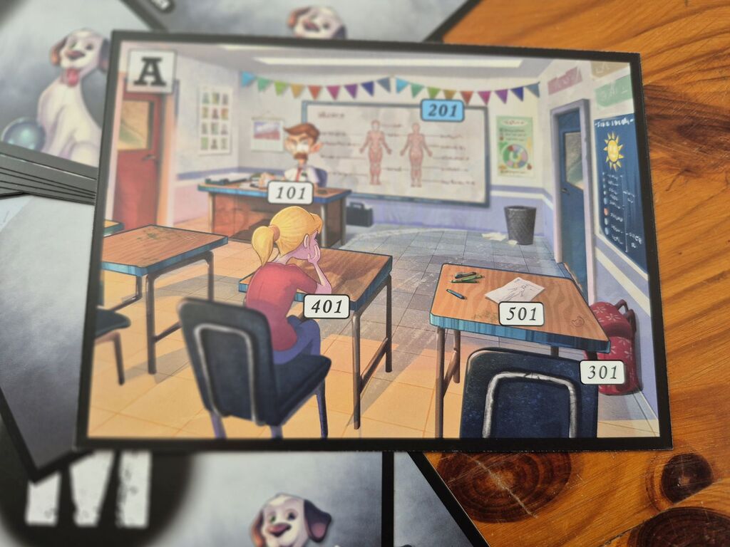 Eine Karte mit einem gezeichneten Klassenzimmer mit Zahlen.