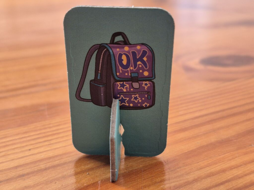 Spielfigur zeigt Rucksack.
