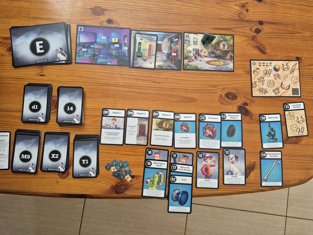 Spielmaterial. Viele Karten liegen auf einem Tisch.