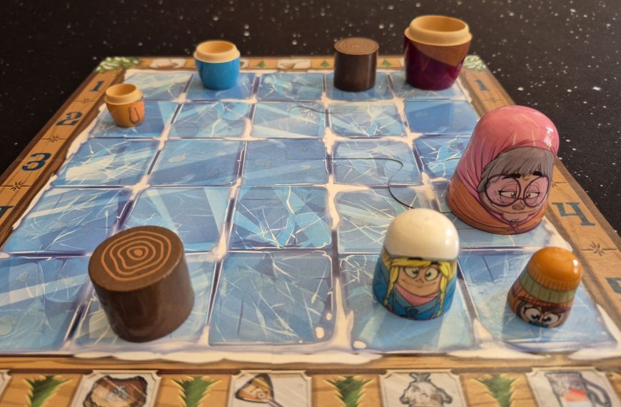 Der Spielplan von "Babushka" mit acht Teilen von Spielfiguren.