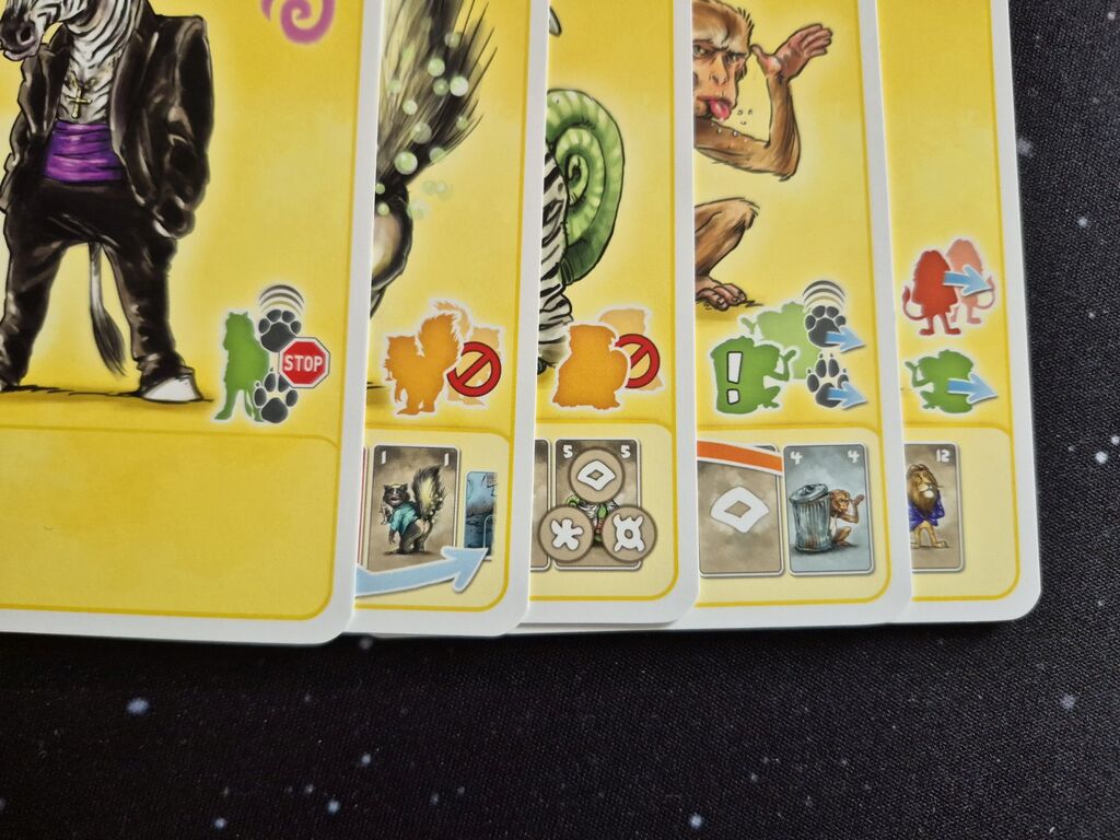 Ausschnitte von Karten mit Symbolen.