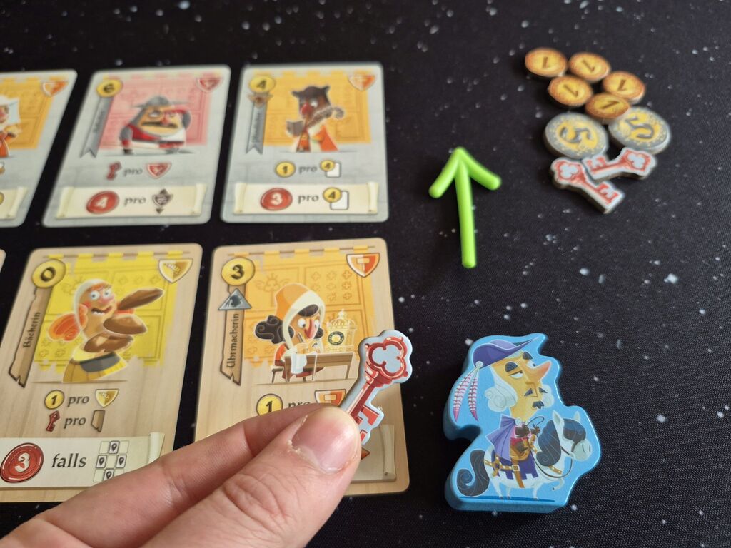 Eine Hand hält einen Schlüsselmarker über den Herold aus "Castle Combo".