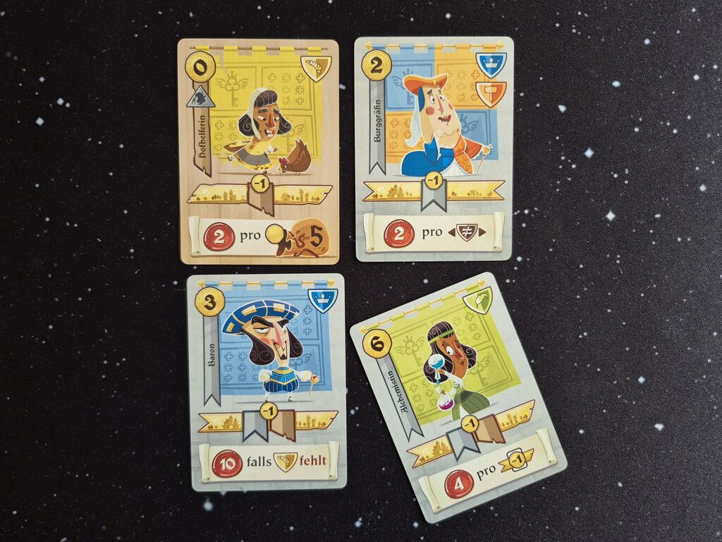 Vier Karten mit Illustration und Symbolen.