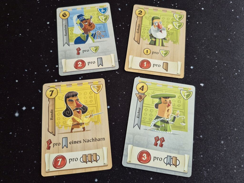 Vier Karten mit Illustration und Symbolen.