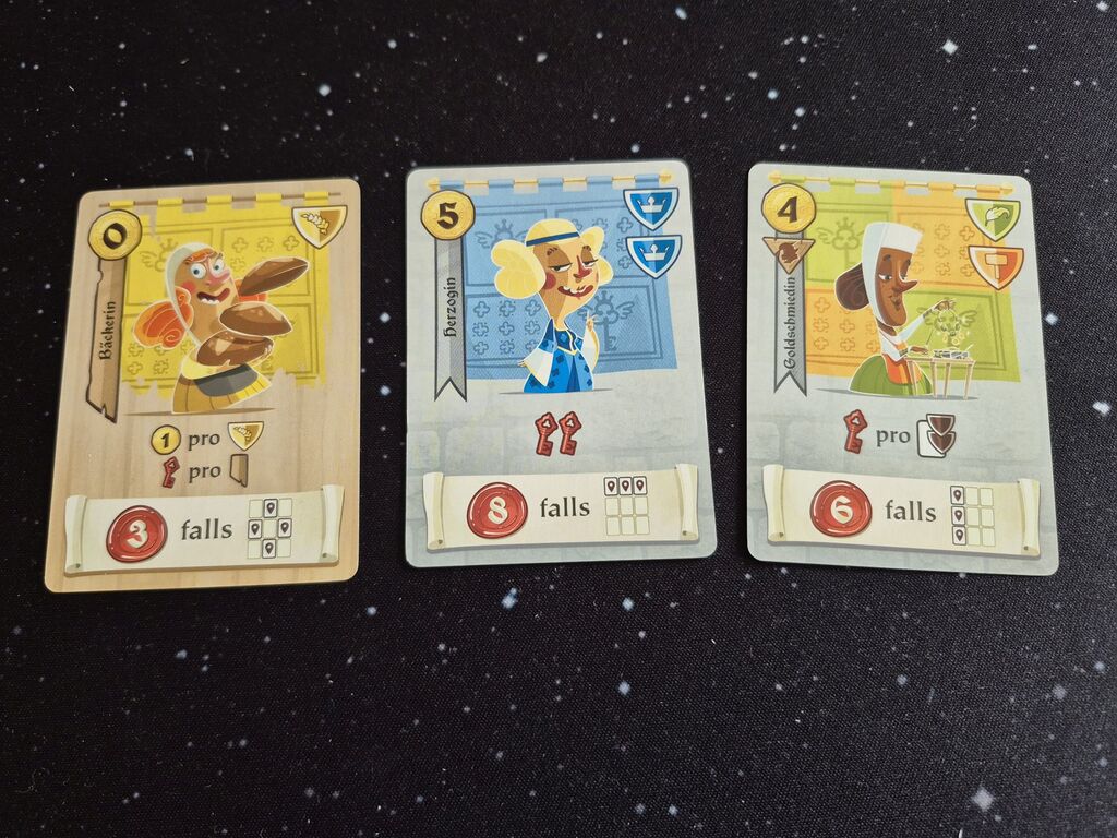 Drei Karten mit Illustration und Symbolen.