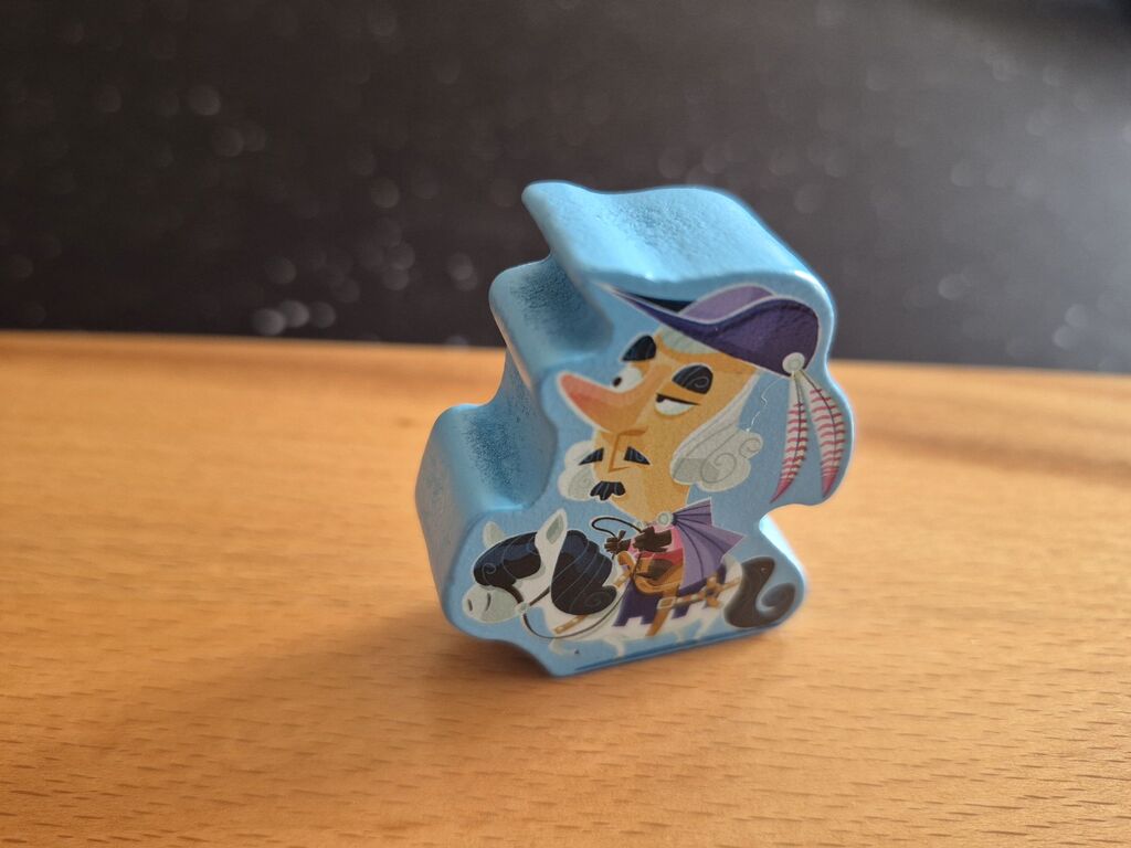 Eine Spielfigur, die einen blasierten Kerl mit Spitzbart auf einem kleinen Pferd zeigt.
