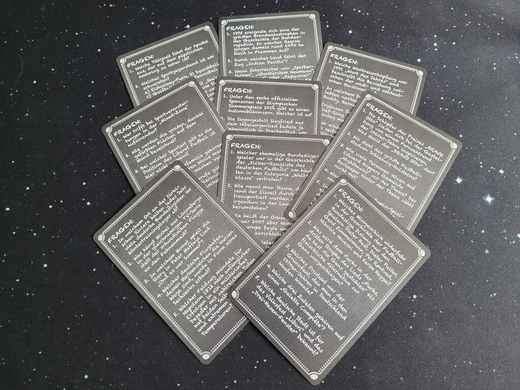 Schwarze Karten mit weißem Text.