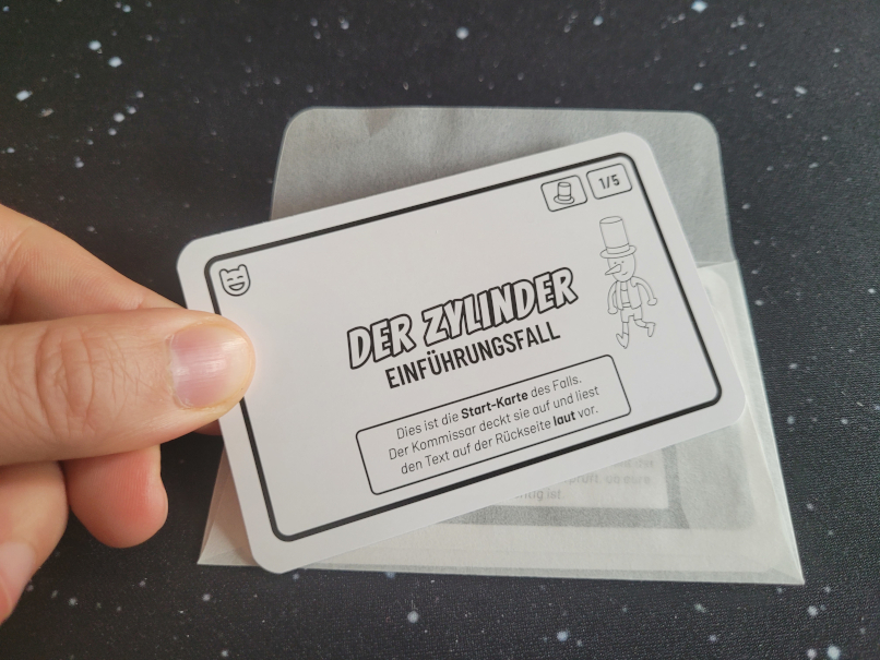 Eine Hand hält eine Karte mit Text.