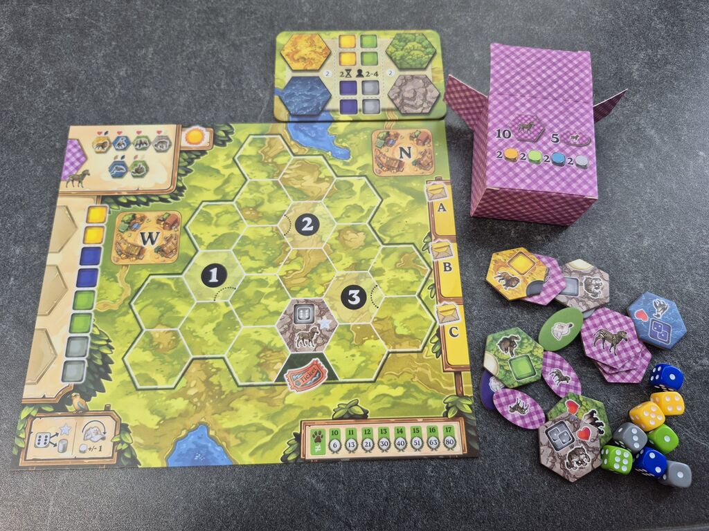 Ein Spielplan und Plättchen und Würfel.
