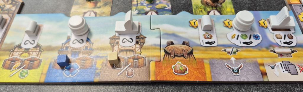 Spielplanausschnitt mit Symbolen und Spielsteinen.