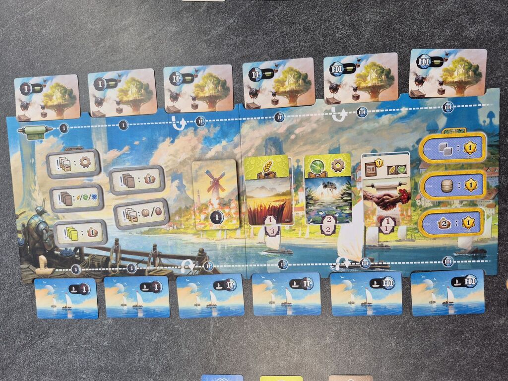 Plättchen und Karten auf und rund um den Spielplan.